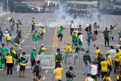 Distrito Federal ignorou, polícias tiravam fotografias. "Houve um apagão claramente intencional de segurança" na invasão em Brasília - TVI