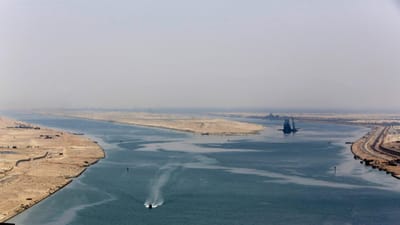 Cargueiro que transporta cereais ucranianos esteve encalhado no canal do Suez - TVI