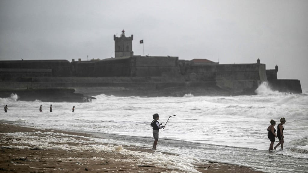 Carcavelos, praia, Linha de Cascais, primeiro banho do ano. 1 janeiro 2023. Foto: Patrícia de Melo Moreira/AFP via Getty Images
