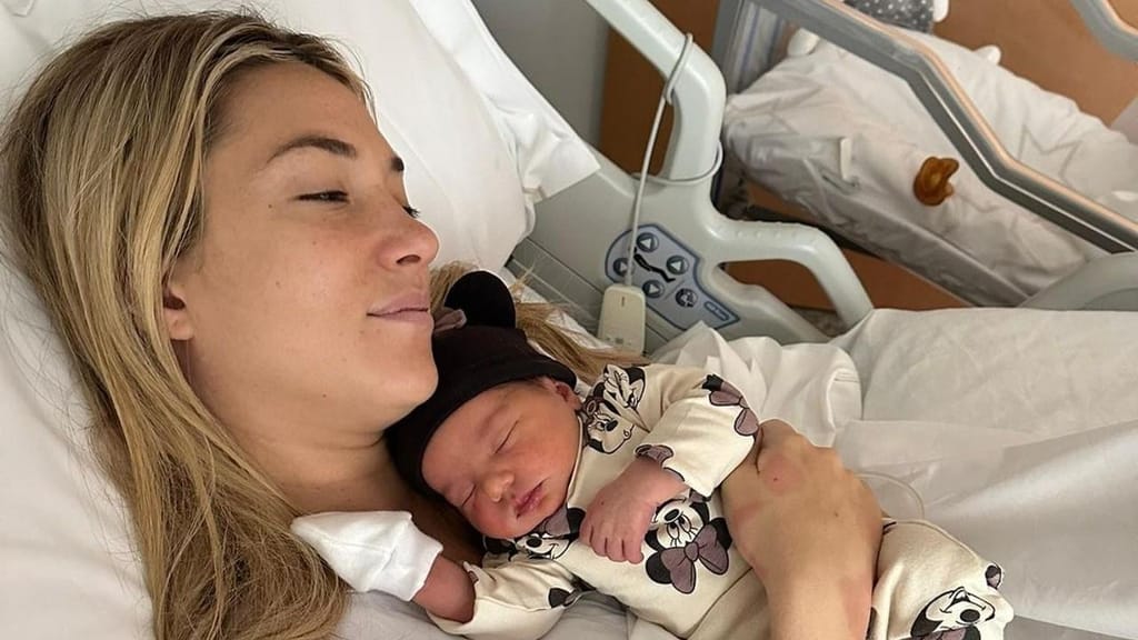 Morata publica imagem da mulher, Alice Campello, e da filha Bella (Instagram)