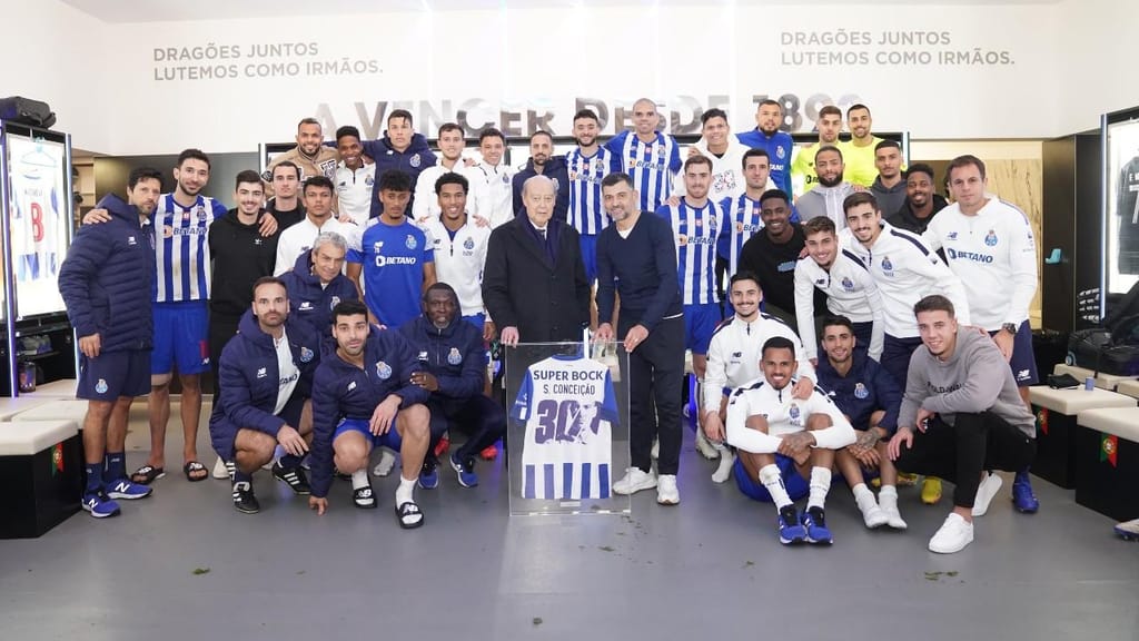 Plantel do FC Porto tributa Sérgio Conceição pelos 300 jogos ao comando do clube (FC Porto)