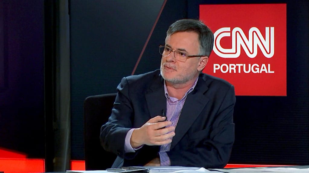 Rui Baleiras, coordenador da Unidade Técnica de Apoio Orçamental, entrevistado pela CNN Portugal. 11 janeiro 2023. Imagem: DR