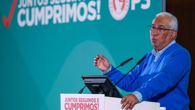 António Costa, no poder há vários anos, quer acabar com a "precarização inaceitável, ao longo de anos e anos, dos professores". O PS levantou-se para lhe bater palmas - TVI