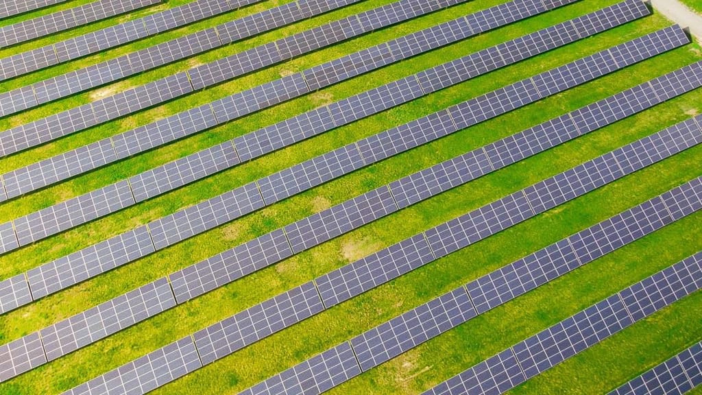 Parque de energia solar (foto: Derek Sutton/Unsplash)
