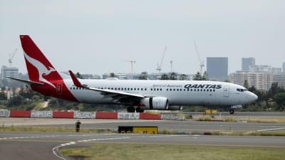 Avião da Qantas emitiu pedido de socorro a meio do voo e perdeu um motor, mas aterrou em segurança em Sydney - TVI