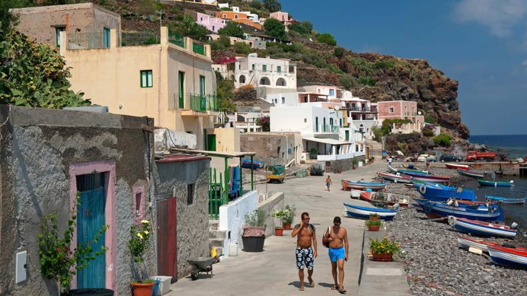Alicudi, Sicília, Itália: selvagem e acidentada, é a menos habitada das Ilhas Eólias, ao largo da costa norte da Sicília. Créditos: Dallas Stribley/The Image Bank Unreleased/Getty Images