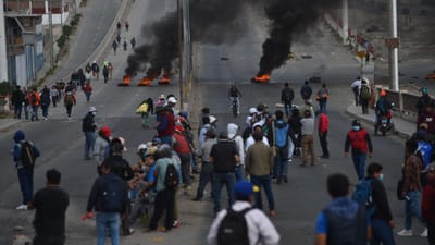 Centenas de manifestantes interrompem operações em aeroporto do Peru - TVI