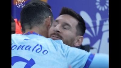 Ronaldo, Messi, Mbappé e Neymar: um abraço para a história (VÍDEO) - TVI