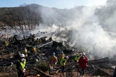 Incêndio deflagra em bairro de Seul e força fuga de cerca de 500 residentes - TVI