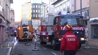 Incêndio em prédio em Gondomar faz um ferido grave e seis desalojados - TVI