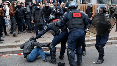 Jovem fica sem um testículo após agressão de polícia durante protestos em França - TVI