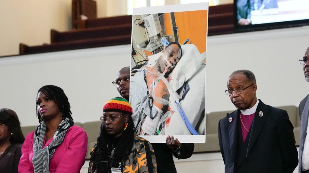 Familiares de Tyre Nichols com uma fotografia do jovem no hospital (AP)