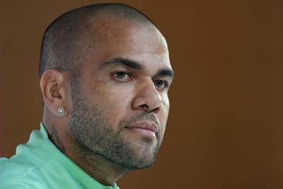 Acusação quer manter Dani Alves em prisão preventiva por causa do perigo de fuga. Defesa fala agora em "sexo consentido" - TVI