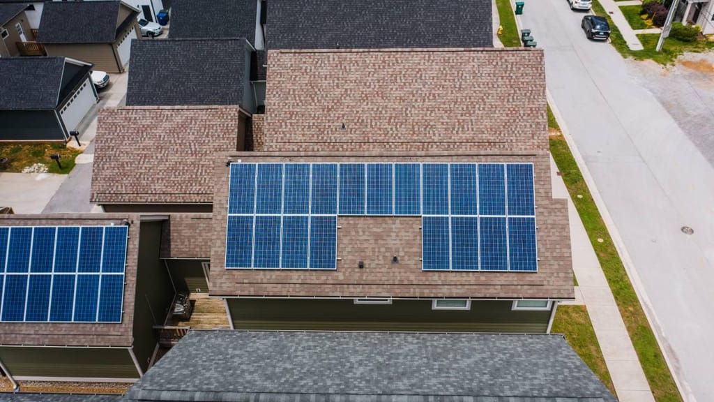Telhado com painéis solares (foto: Kelly/Pexels)