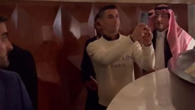 VÍDEO: Ronaldo «paga na mesma moeda» ao ser filmado no jantar de aniversário de Georgina - TVI