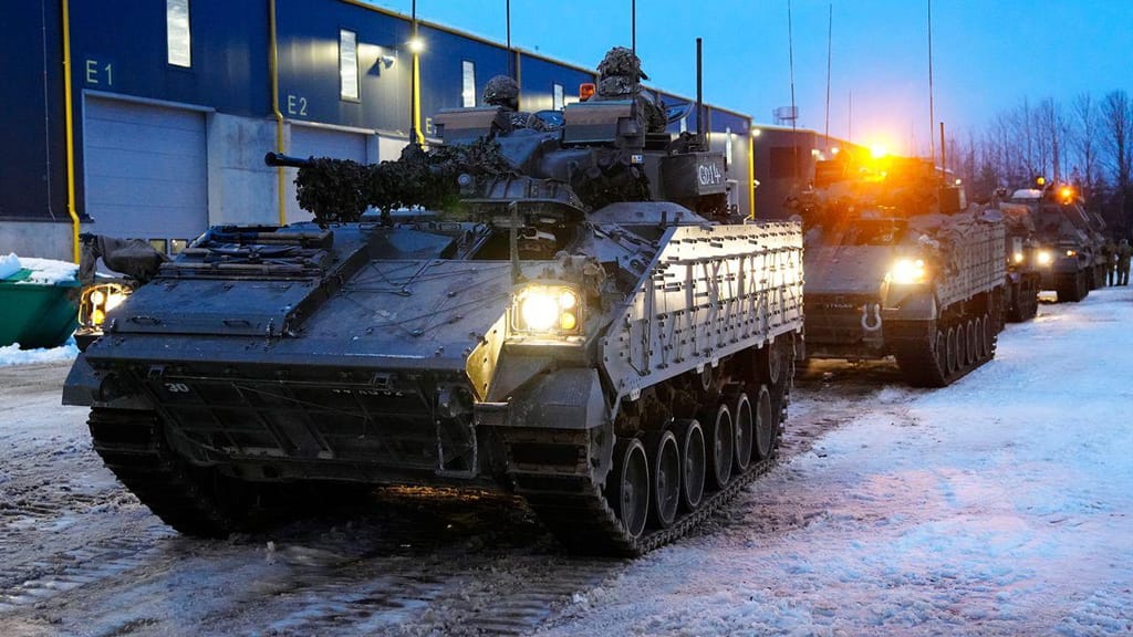 Blindados britânicos a caminho do Campo Militar de Tapa, na Estónia, a 19 de janeiro de 2023. Créditos: Pavel Golovkin/AP