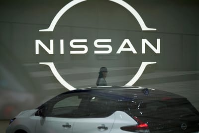 Fabricante automóvel francês Renault reduz participação na japonesa Nissan - TVI