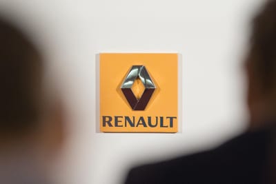 Renault vai ter de ligar as baterias bloqueadas. Tribunal dá-lhe cinco dias para o fazer - TVI