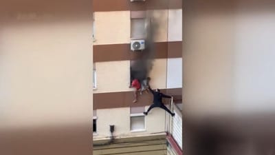 “Herói de Sevilha” escala fachada de prédio e salva família de casa em chamas - TVI