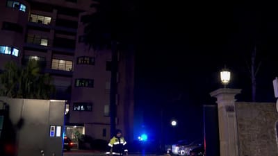 Incêndio encurrala várias pessoas e destrói habitação em condomínio do Porto - TVI