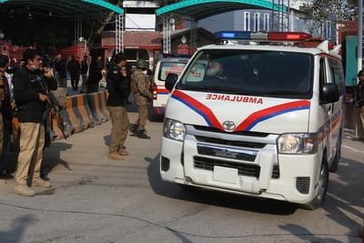 Pelo menos 14 mortos e 63 feridos em despiste de autocarro no Paquistão - TVI