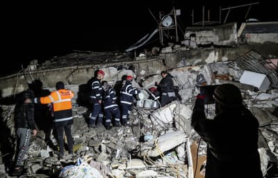 Sismo que abalou a Turquia e a Síria já causou mais de 7.700 mortos - TVI
