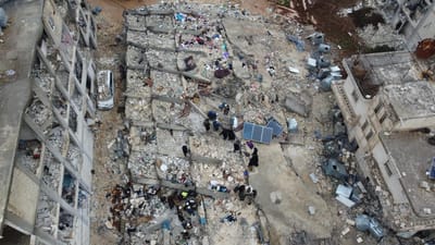 Depois da guerra, o terramoto e milhares de pessoas presas nos escombros. Alepo grita ao mundo: "Não há ninguém que ajude" - TVI