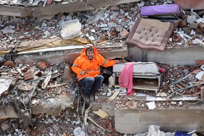 Sentado nos escombros, pai não larga a mão da filha que morreu esmagada no sismo - TVI