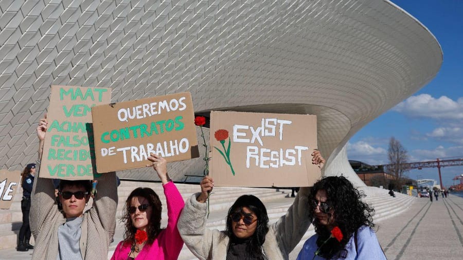 Assistentes de sala do Museu de Arte, Arquitetura e Tecnologia (MAAT) protestam em Lisboa. (António Pedro Santos/Lusa)