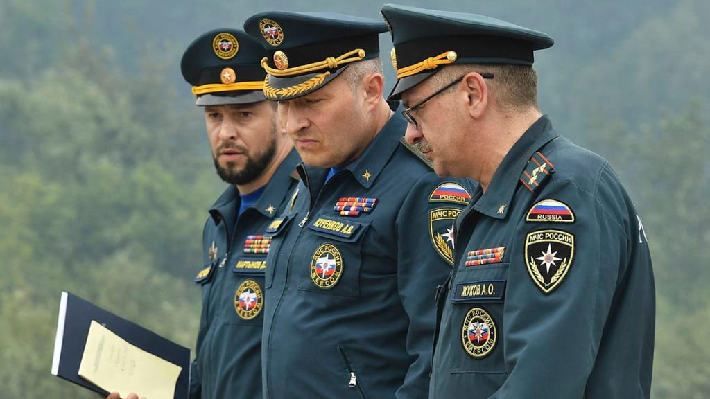 Daniil Martynov, à esquerda, é procurado pela Ucrânia por crimes de guerra. Créditos: Igor' Ivanko/SIPAPRE/Sipa USA/AP