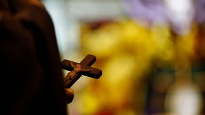 Bispo dos Açores e arcebispo de Évora suspendem padres no ativo suspeitos de abusarem sexualmente de menores - TVI
