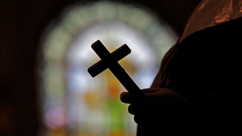 Igreja, padres, religião, crucifixo, cruz. Foto: AP Photo/Gerald Herbert