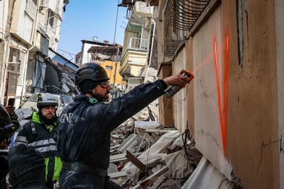Equipa portuguesa com esperança de encontrar alguém vivo nos escombros do sismo - TVI
