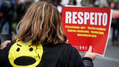 Professores com cartazes vermelhos exigem “respeito” e protestam nas cerimónias do 10 de junho - TVI