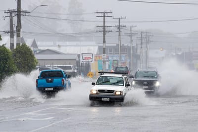 Mais de dois mil neozelandeses continuam isolados uma semana após passagem de ciclone - TVI
