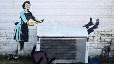 Dona de casa dos anos 50 vinga-se do marido abusivo: "Rímel do Dia dos Namorados", por Banksy - TVI