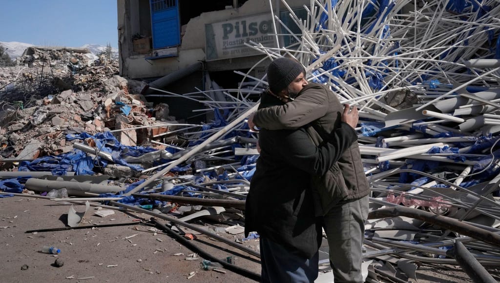 Resgate após o sismo na Turquia e Síria (AP)