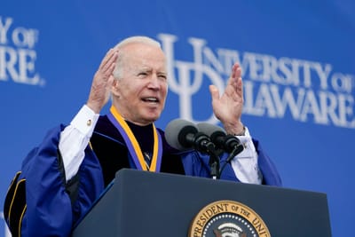 FBI procura documentos confidenciais em arquivo doado por Biden a universidade - TVI