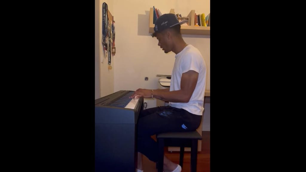 Gonçalo Borges a tocar piano (Twitter)