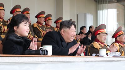 Kim Jong-un assiste a jogo de futebol com a filha - TVI