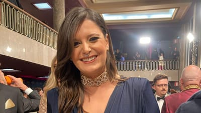 Grávida, Maria Botelho Moniz surge ao lado do noivo e brinca: «O pai e a mãe foram aos Santos» - TVI