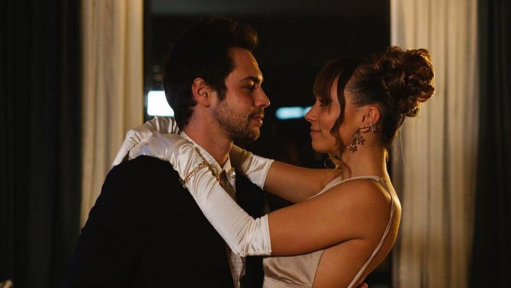 Namorada de Rodrigo Paganelli surpreende o ator em aniversário de namoro