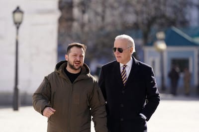 Biden, de gravata amarela e azul, revela conversa que teve com Zelensky no início da guerra - e Zelensky enganou-se no que disse - TVI