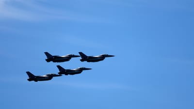 Seis caças F-16 viajaram a velocidade supersónica para interceptar jato privado que sobrevoou Washington - e cujo piloto estava caído no assento - TVI