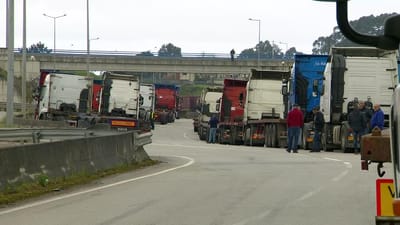 Mais de 100 camiões parados em protesto no Porto de Leixões - TVI