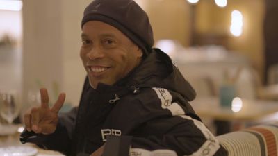 VÍDEO: Ronaldinho junta-se à liga de Piqué e o anúncio é original - TVI