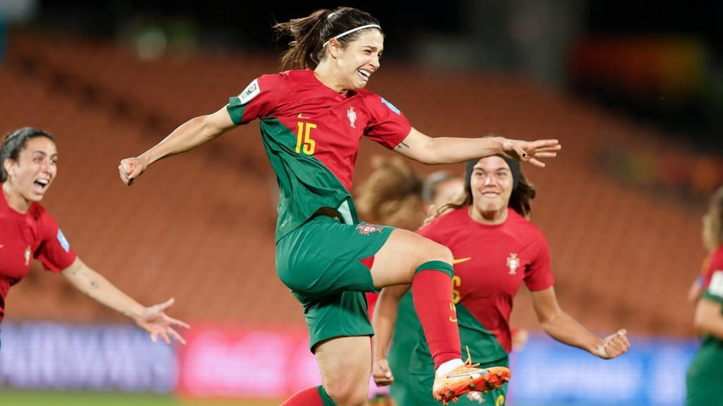 Carole Costa festeja o 2-1 no Portugal-Camarões, que qualificou a seleção nacional para o Mundial feminino (Martin Hunter/Photosport via AP)