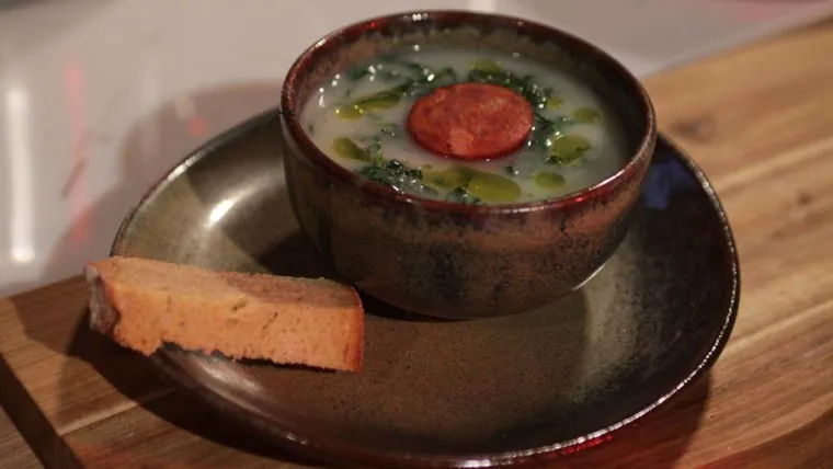 O verdadeiro Caldo Verde preparado pelo chef Hernâni na TVI em 2019. Veja a receita em vídeo no final do artigo