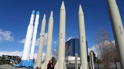 Irão apresenta novo míssil balístico num momento de tensão com o Ocidente - TVI