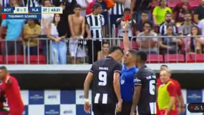 VÍDEO: Tiquinho Soares dá cabeçada em árbitro após ser expulso - TVI